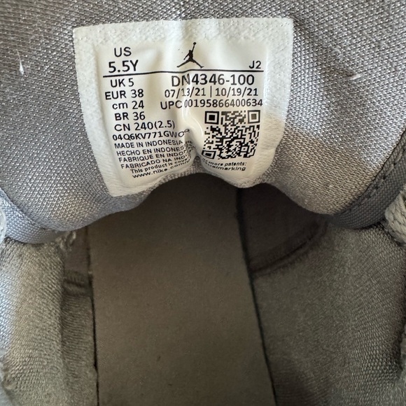 Youth Nike Air Jordan 1 Mid - COCONUT MILK-PARTICLE GREY-WHITE-GUM size 5.5 - Picture 11 of 11